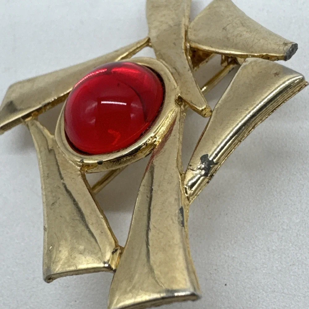 The Unbranded Brand beautiful brooch